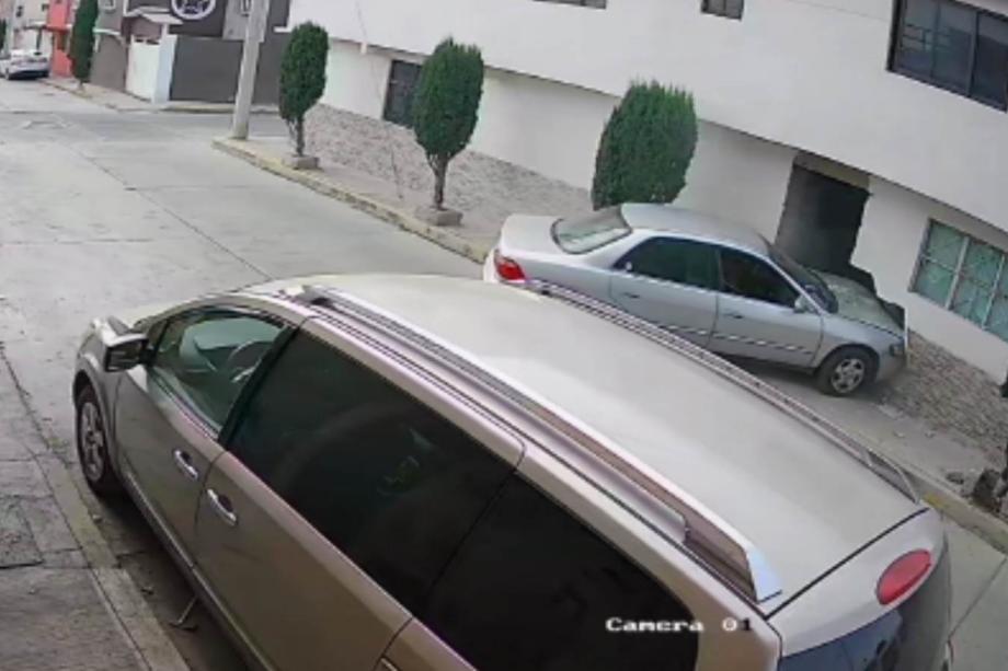 Estrelló su auto contra una casa y se dio a la fuga; ocurrió en Pachuca