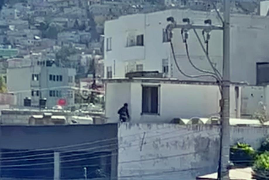 Captan a presunto ladrón intentando huir en el techo de una casa en Pachuca | Video