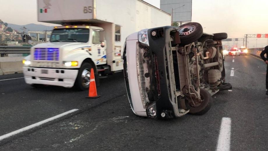 Vuelca unidad de transporte en la autopista México-Pachuca; hay 8 pasajeros lesionados