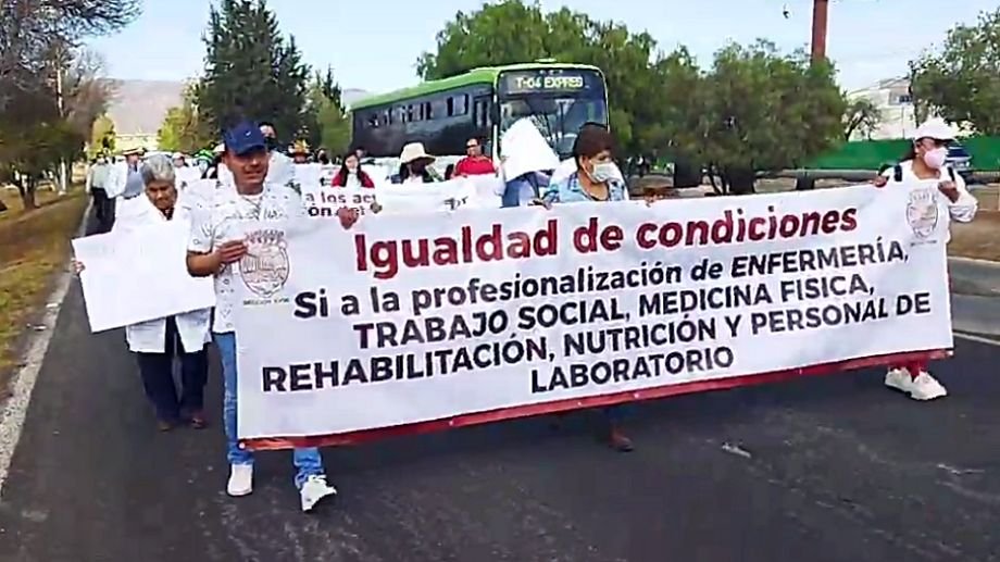 Personal médico del ISSSTE se manifiesta marchando en bulevar Felipe Ángeles de Pachuca