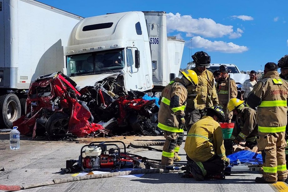 Tráiler se queda sin frenos y embiste a varios vehículos en la México-Querétaro