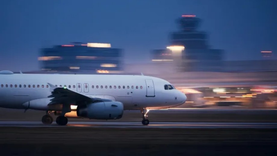 Vuelo UA858: el avión que viajó en el tiempo y cuyos pasajeros celebraron dos veces el año nuevo