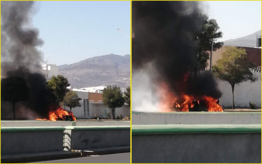 Arde 'vocho' en viaducto Río de las Avenidas