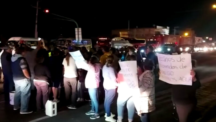 Bloqueo nocturno: manifestantes cierran bulevar Santa Catarina por falta de agua