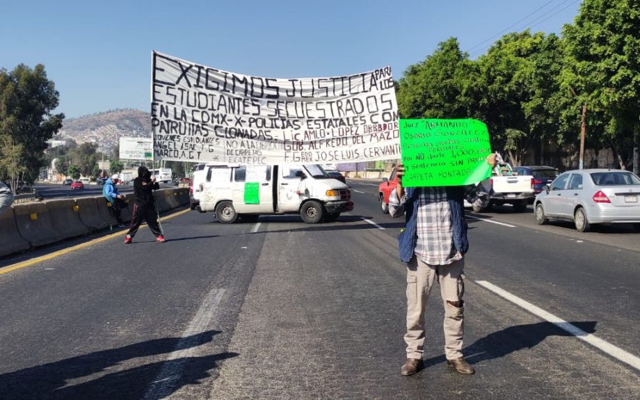 Manifestantes bloquean la autopista México-Pachuca