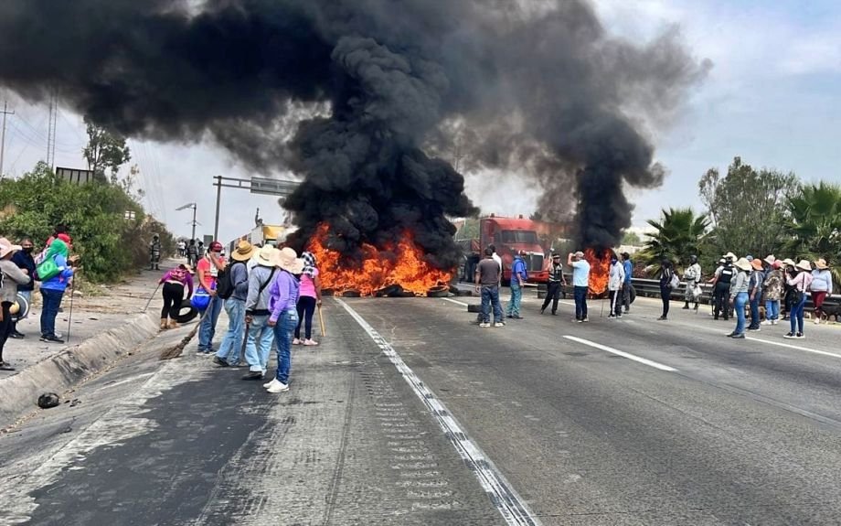 Pobladores bloquean autopista en Hidalgo