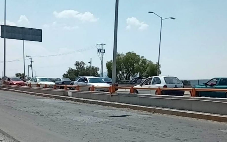 Caos en la Pachuca-Sahagún; vecinos realizan bloqueo a la altura de Chavarría