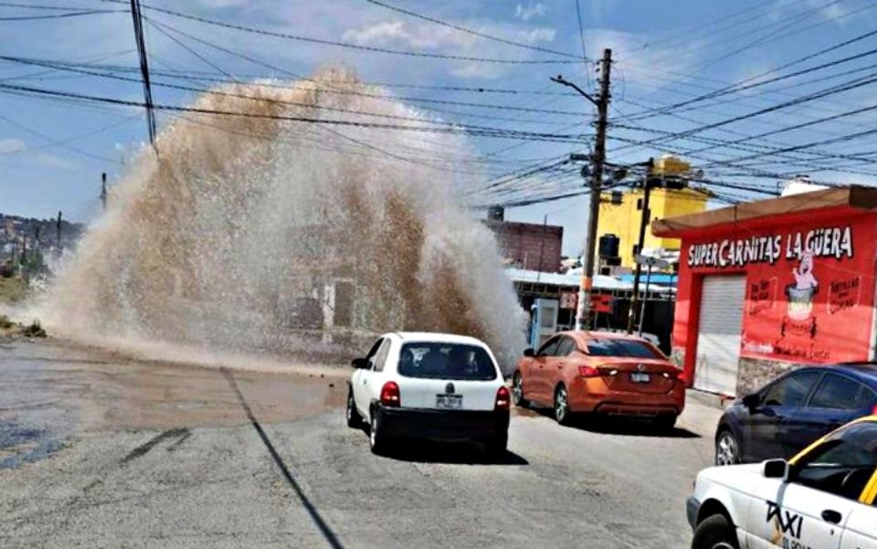 #Video 😨 Fuerte fuga de agua forma impresionante fuente en colonia de Pachuca