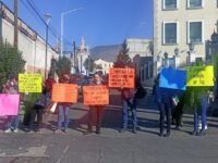 Manifestantes bloquean calles del centro en protesta contra CFE