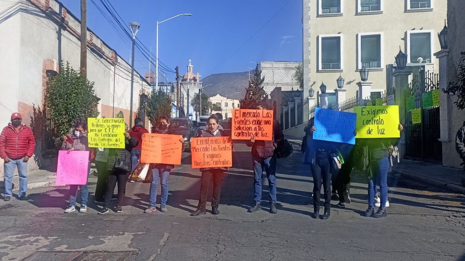 Manifestantes bloquean calles del centro en protesta contra CFE