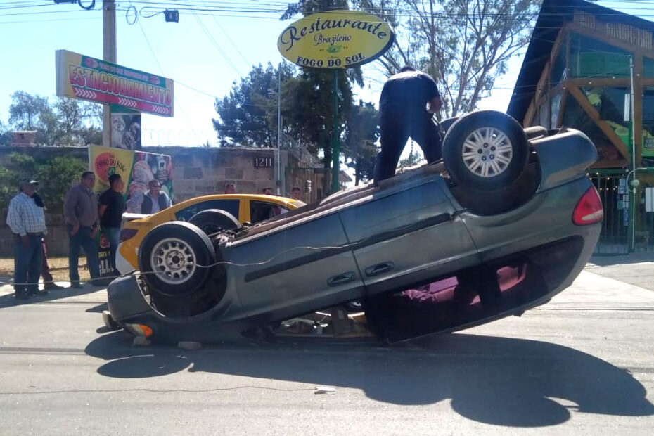 Camioneta termina volteada tras percance en el bulevar Felipe Ángeles, al sur de Pachuca