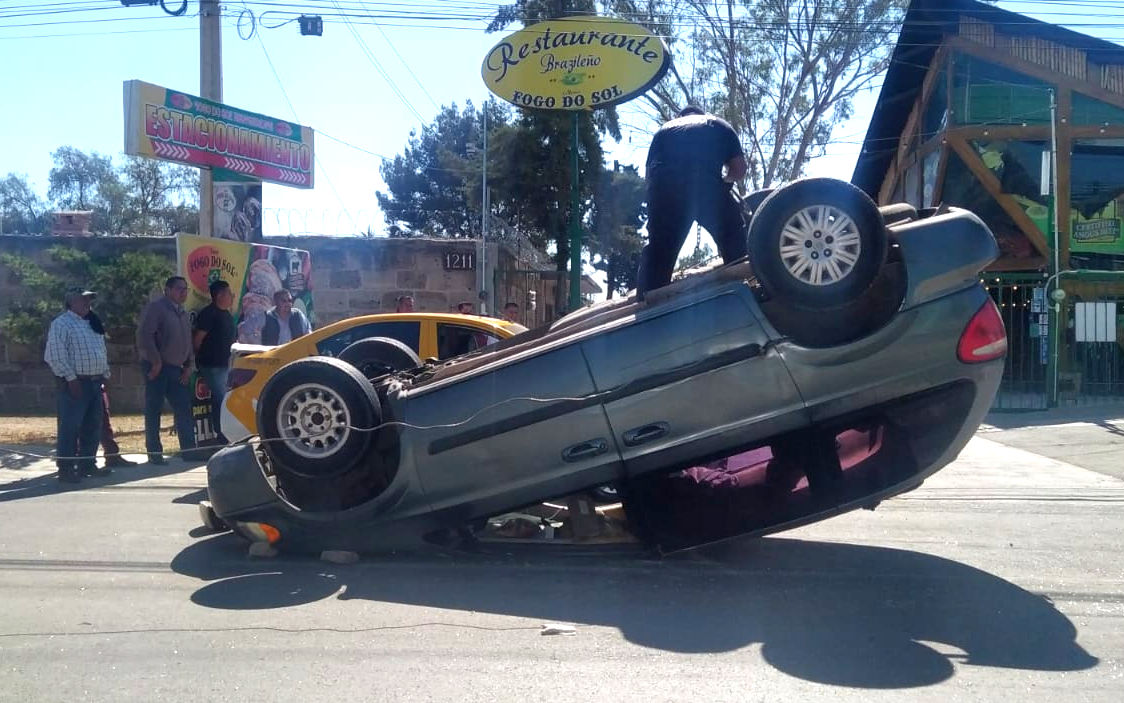 Camioneta termina volteada tras percance en el bulevar Felipe Ángeles, al sur de Pachuca