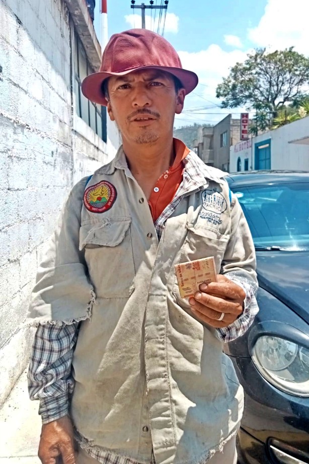 Honrado barrendero de Pachuca encuentra dinero y busca devolverlo