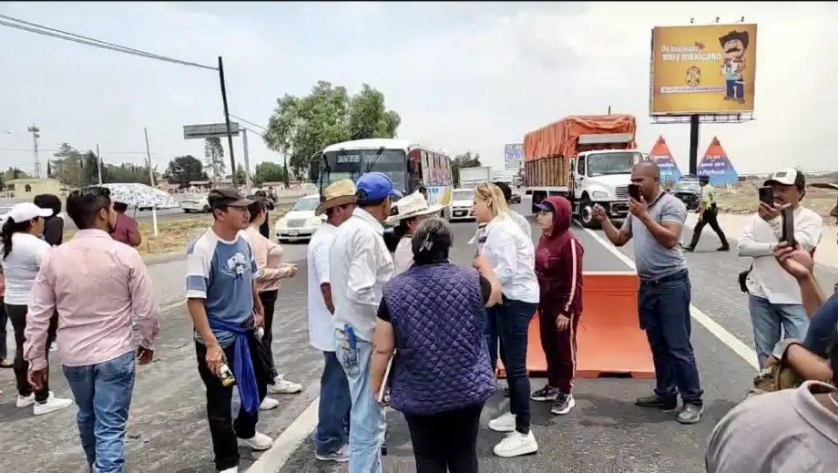 Manifestantes bloquean la México-Pachuca, a la altura de Zapotlán