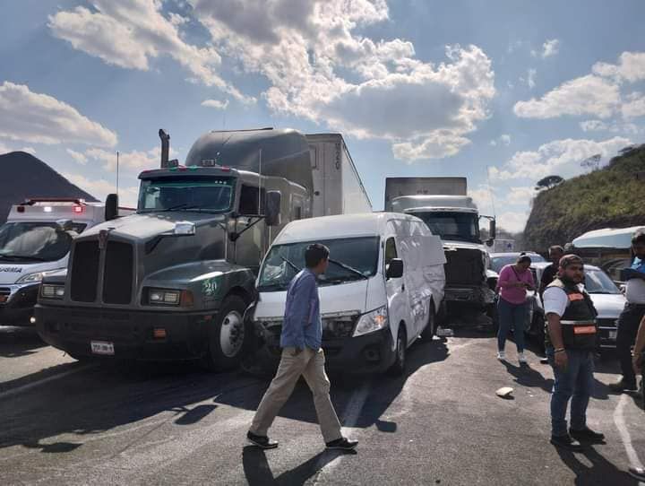 Fuerte choque múltiple en los límites de Hidalgo; al menos 10 vehículos involucrados