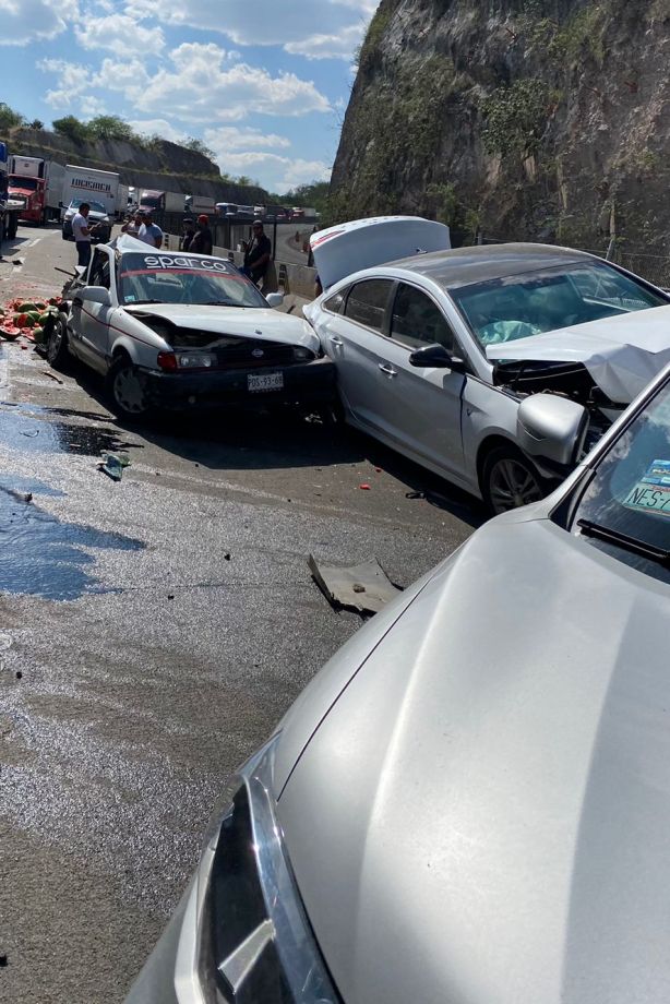 Fuerte choque múltiple en los límites de Hidalgo; al menos 10 vehículos involucrados