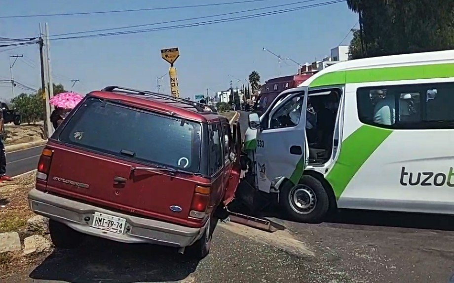 Impactan urvan del Tuzobús y camioneta particular en Pachuca; hay varios lesionados