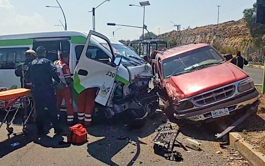 Impactan urvan del Tuzobús y camioneta particular en Pachuca; hay varios lesionados