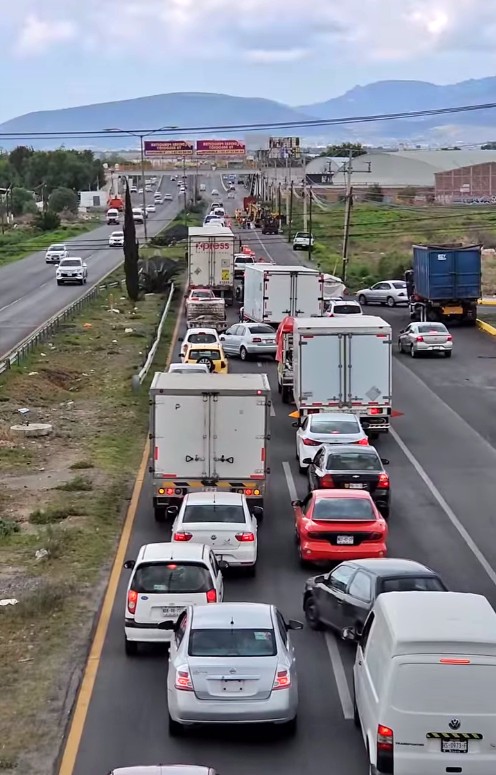Baches, accidentes y bloqueos: el caos de todos los días en la Pachuca-Sahagún