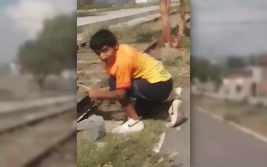 Hombre es captado robando vías del tren en Pachuca | VIDEO