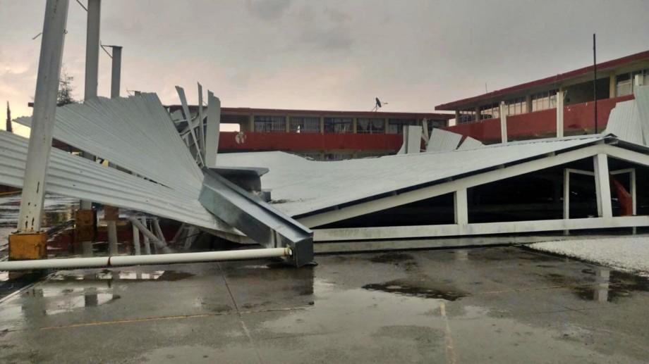 Se desploma techumbre de una escuela durante tormenta en Hidalgo
