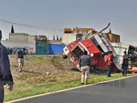 Así quedó un tráiler tras volcar en la México-Pachuca