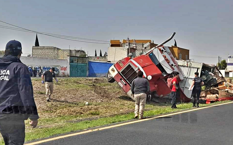 Así quedó un tráiler tras volcar en la México-Pachuca