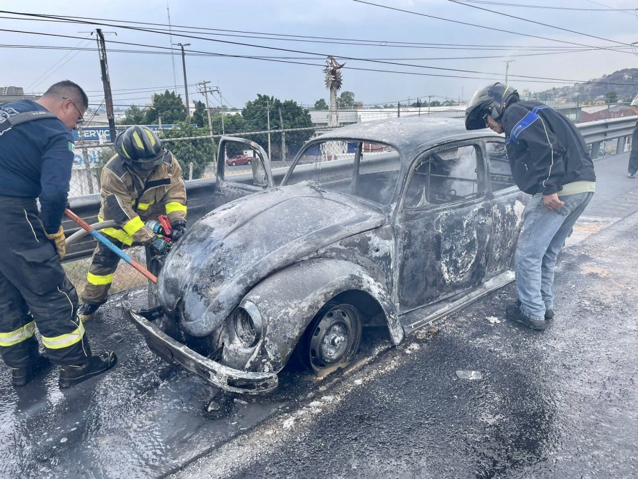 Así se incendió un "vocho" en la México-Pachuca (fotos y video)
