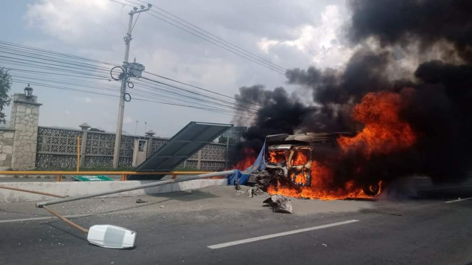 Percance vial en la Pachuca-Sahagún termina en incendio 3 Percance vial en la Pachuca-Sahagún termina en incendio