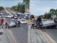 De cabeza, así quedó un auto en el bulevar Felipe Ángeles de Pachuca