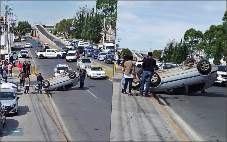De cabeza, así quedó un auto en el bulevar Felipe Ángeles de Pachuca