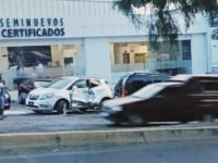 #Video: Así impactó un vehículo descontrolado contra varios autos en una agencia en Pachuca