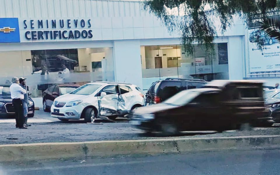 #Video: Así impactó un vehículo descontrolado contra varios autos en una agencia en Pachuca