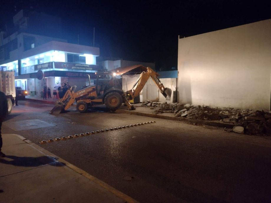 Con maquinaria y de forma sorpresiva, retiran comercio informal en Mineral de la Reforma