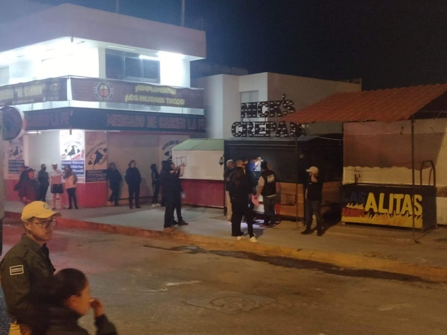 Con maquinaria y de forma sorpresiva, retiran comercio informal en Mineral de la Reforma