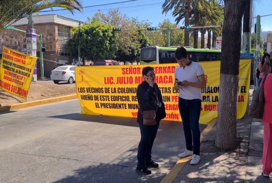 Vecinos realizan manifestación en avenida Revolución de Pachuca