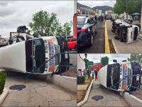 Vuelca transporte público en el centro de Pachuca