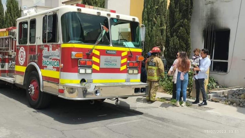 Casa es consumida por el fuego en Pachuca