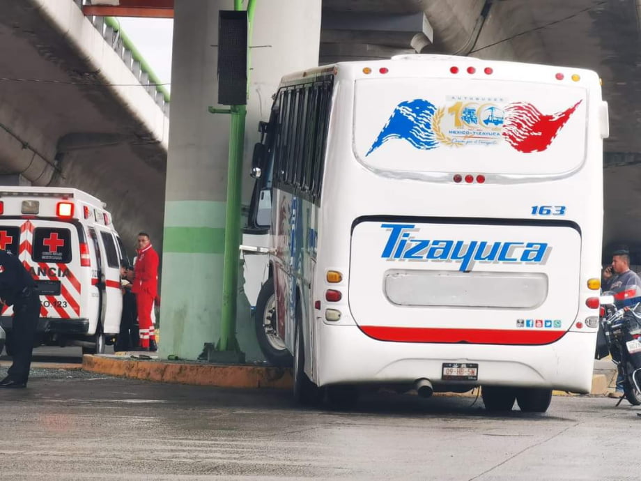 #Accidente 😮 Se estrella autobús con pasajeros contra puente en bulevar Colosio de Pachuca