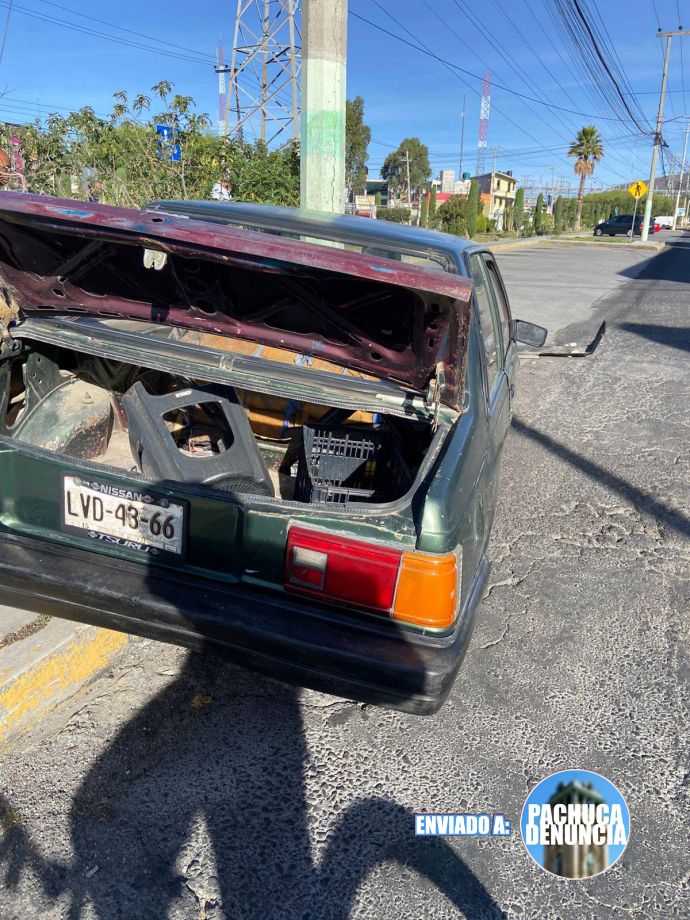 #ALaFuga 😮 Estrelló su auto en colonia de Pachuca y lo dejó abandonado
