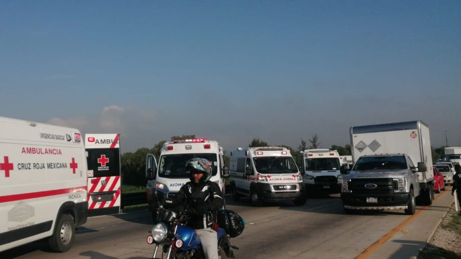 #Accidente 😨 Autobús turístico acaba incrustado en un tráiler en el Arco Norte, con dirección a Pachuca