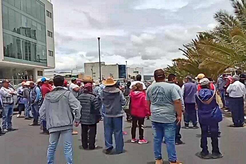 #Bloqueos ⚠️ Manifestantes cierran avenida de Pachuca frente a la Conagua