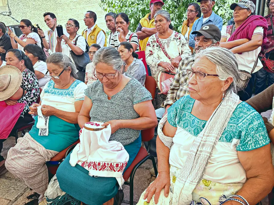 ¡#Bravo! 👏 Declaran bordados del Valle del Mezquital como Patrimonio Cultural