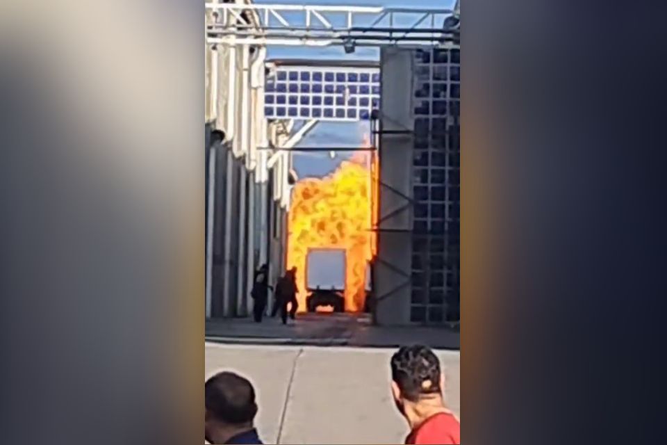 #Video: Emergencia en Tulancingo por fuerte incendio en fábrica textil