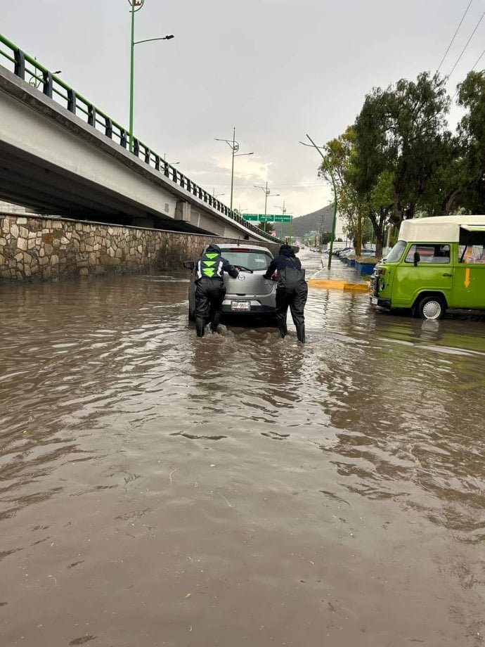 #Fotos 🌧️ Fugaz lluvia deja afectaciones en Pachuca este 27 de julio