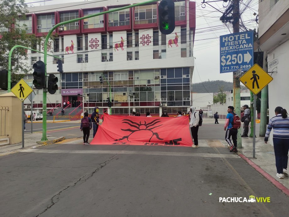 Estudiantes de El Mexe bloquean calles de Pachuca