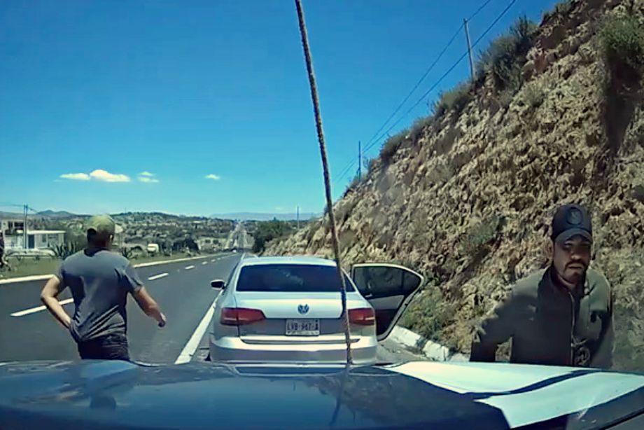 #Video 🚨 Sujetos se hacen pasar por policías para presuntamente asaltar en la Pachuca-Sahagún