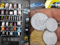 Recibe monedas de plástico de cambio al comprar en máquina expendedora; ocurrió en Pachuca