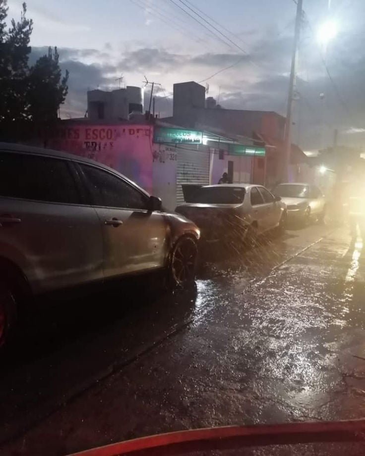 ¡#Fuego! 🔥 Dos autos se incendiaron durante la madrugada de este domingo en Pachuca