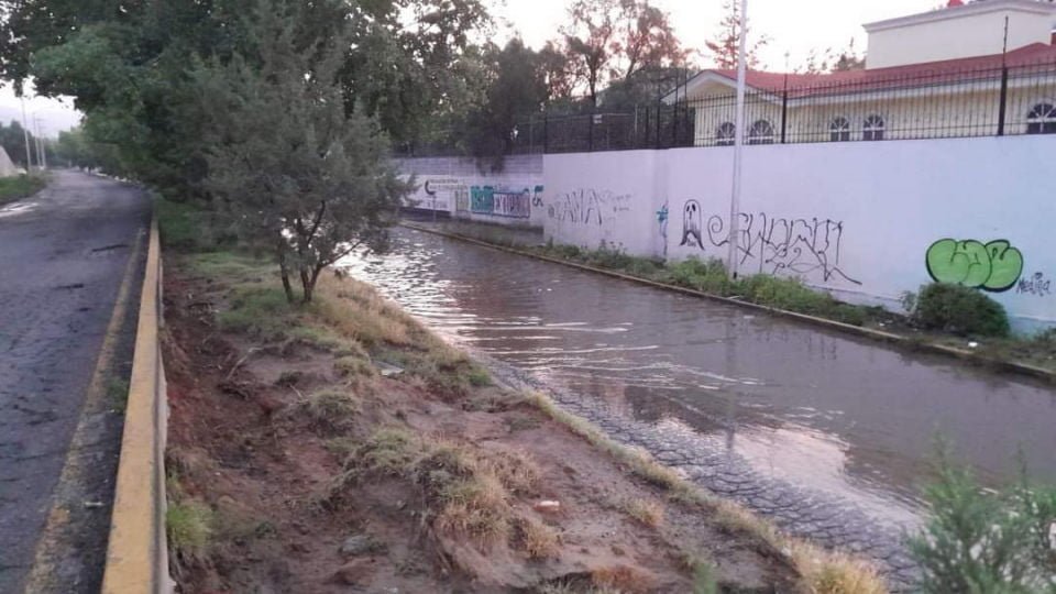 #TómaloEnCuenta ⛔ Sigue cerrado este bulevar de Pachuca por la inundación